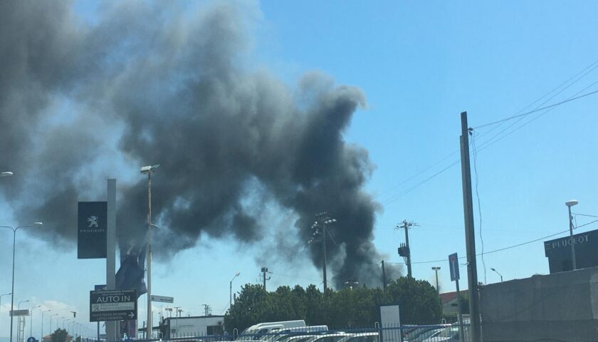 Incendio in un piazzale vicino al centro commerciale Outlet Cilento a eboli