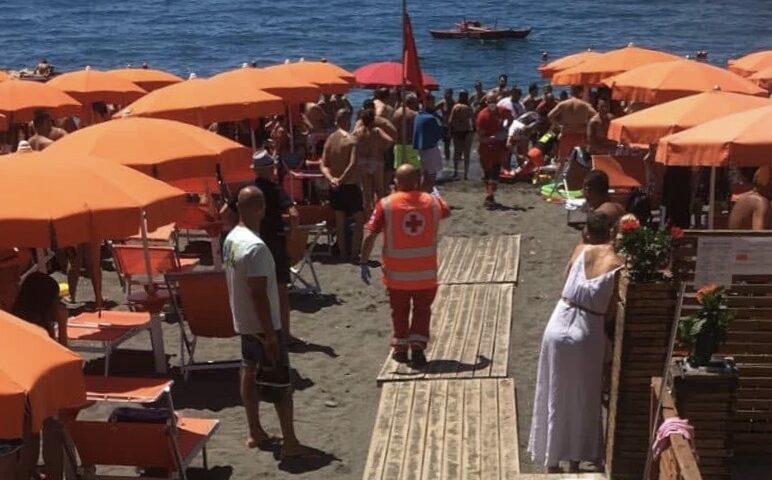 Malore in spiaggia a Maiori, Croce Rossa salva un bagnante