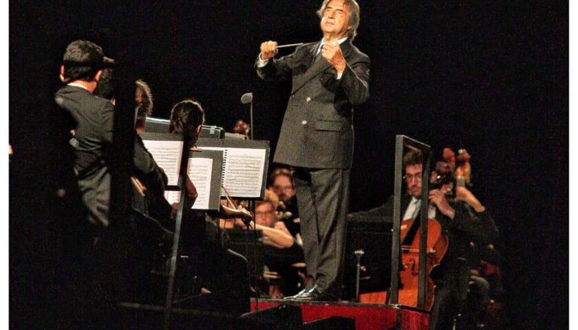 “Le Vie dell’Amicizia”: Riccardo Muti incanta Paestum, il concerto sarà trasmesso su Rai Uno Giovedì 23 luglio alle ore 23.15