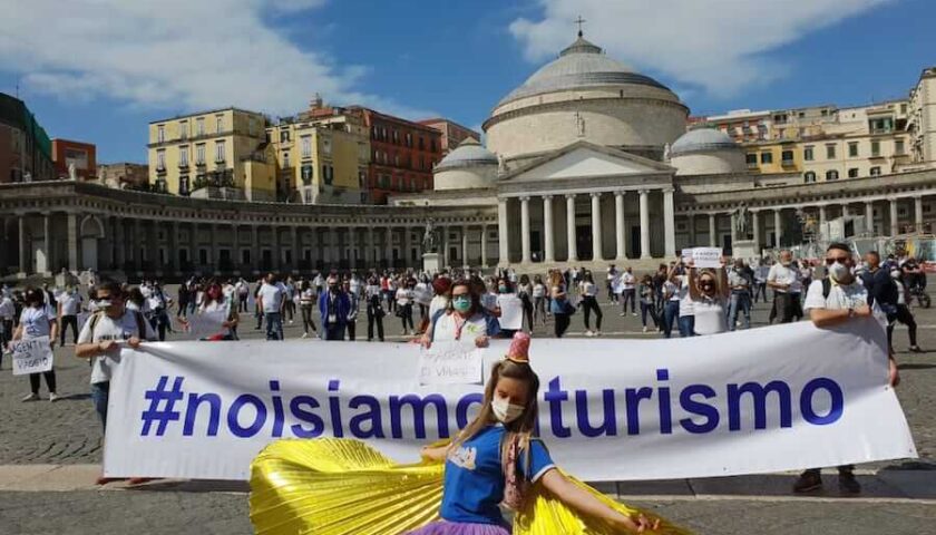 Sono tornati in piazza a Napoli gli operatori del turismo: “I bonus della Regione non sono sufficenti”