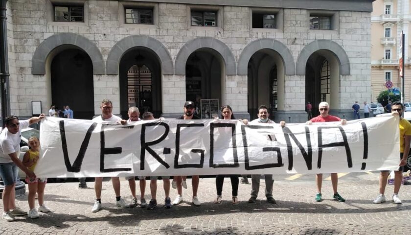 Salerno, gli operai de “La Fabbrica” tornano a protestare sotto Palazzo di Città