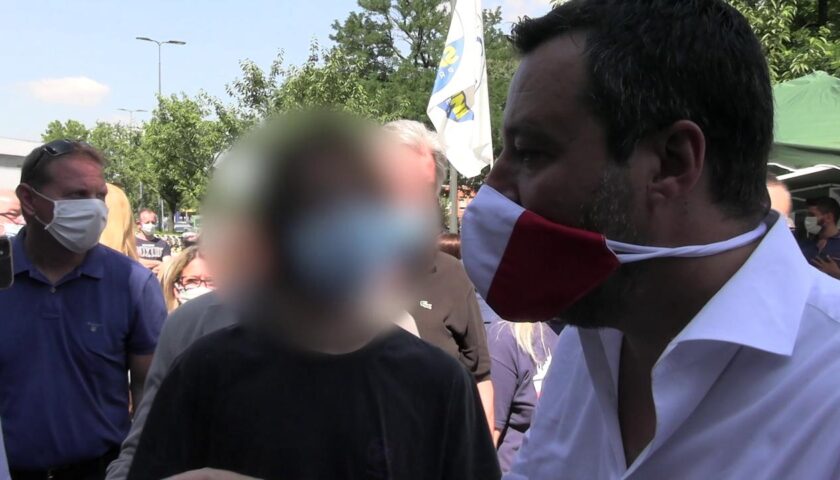 Salvini contestato dal figlio 15enne di Selvaggia Lucarelli: “Omofobo e razzista”. Il ragazzo è stato identificato e allontanato