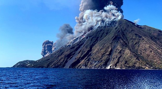 Stromboli, esplosione del Vulcano all’alba: paura sull’isola
