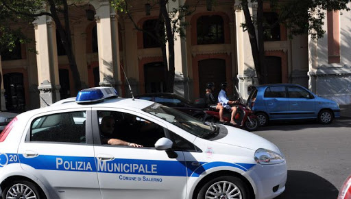 Salerno, auto intestate a parenti defunti per non pagare multe