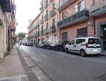 Assembramenti nei negozi con clienti e titolari senza mascherine, la denuncia al Carmine e Calata San Vito