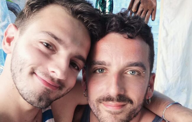 Policastro: bodyguard interrompe bacio di una coppia gay. “Distanziamento vale solo per noi”