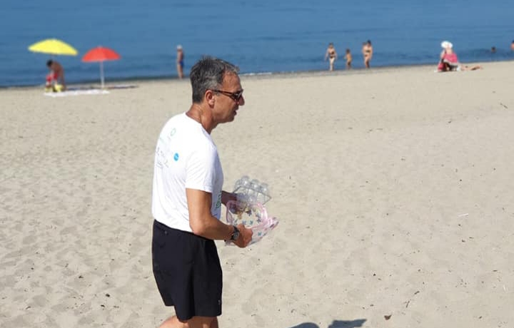 Il ministro all’Ambiente Costa al sole sulla spiaggia di Ascea