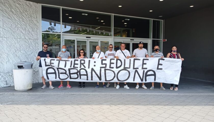 Tensione stamani davanti al centro commerciale Le Cotoniere per il presidio degli operai de La Fabbrica