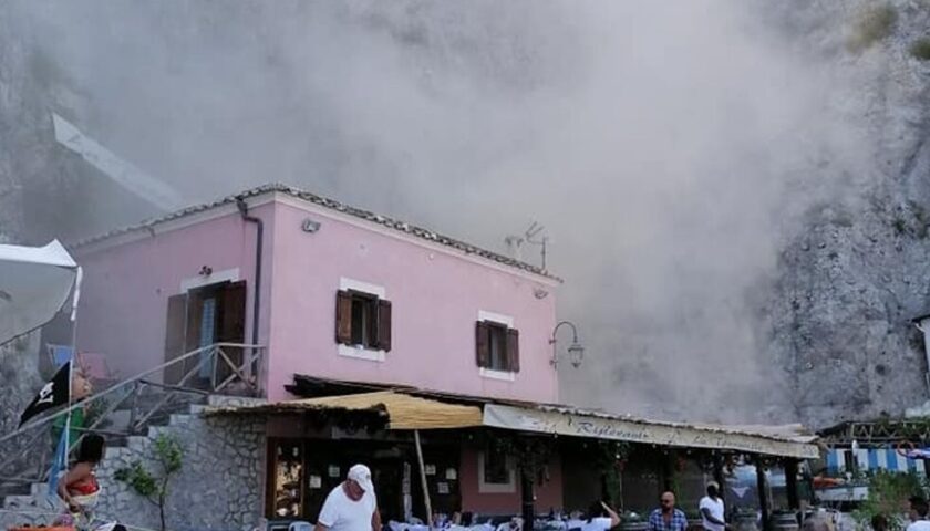 Crollo della roccia a Conca dei Marini, paura tra i bagnanti: nessun ferito