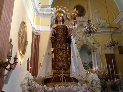 Festa del Carmine senza processione, pochi fedeli in chiesa. Il rettore: “La Madonna ci liberi dalla paura”