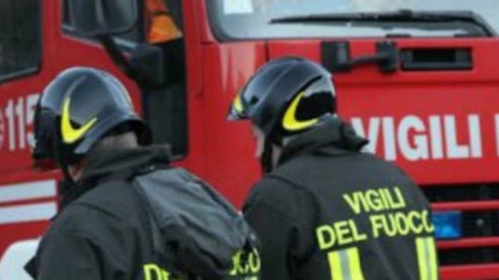 Incendio distrugge pineta a ridosso della spiaggia ad Eboli