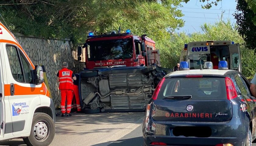 Veicolo si ribalta sulla strada provinciale all’altezza di Cologna di Pellezzano