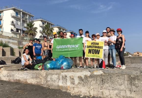 SALERNO: I VOLONTARI DI GREENPEACE RIPULISCONO LA SPIAGGIA DI TORRIONE