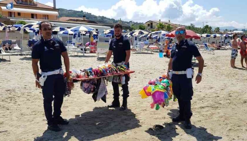 Spiagge sicure ad Agropoli, sequestro merce venduta abusivamente sugli arenili