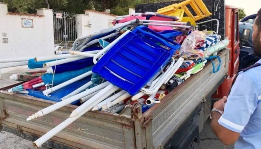 Ombrelloni in spiaggia nella notte per occupare spazio, sequestro ad Ascea