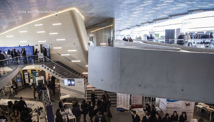 Dipendente del bar alla Stazione marittima di Salerno senza mascherina, mille euro di multa