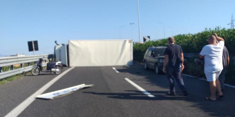 Camion si ribalta sulla tangenziale, traffico in tilt