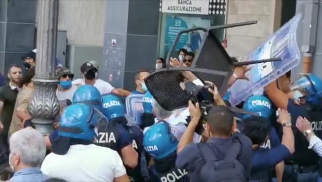 Cava de’Tirreni, Salvini contestato: volano sedie e oggetti contro la polizia