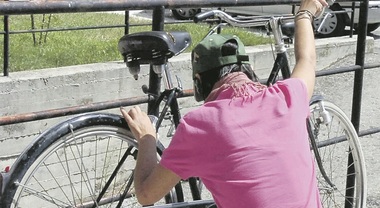 Ladro di biciclette elettriche in trasferta incastrato a Maiori