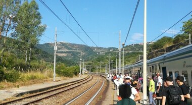 Guasto al treno verso il Cilento, tutti a piedi