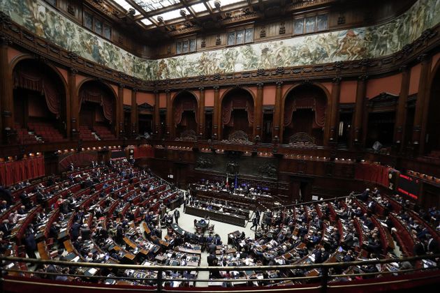 Soldi da deputati non sufficienti, 5 onorevoli chiedono il bonus da mille euro