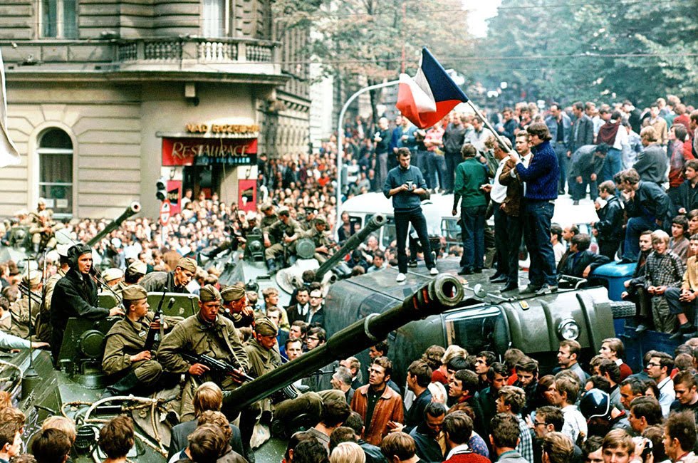 Truppe sovietiche e carri armati invadono la Cecoslovacchia nel 1968, segnando la fine della Primavera di Praga