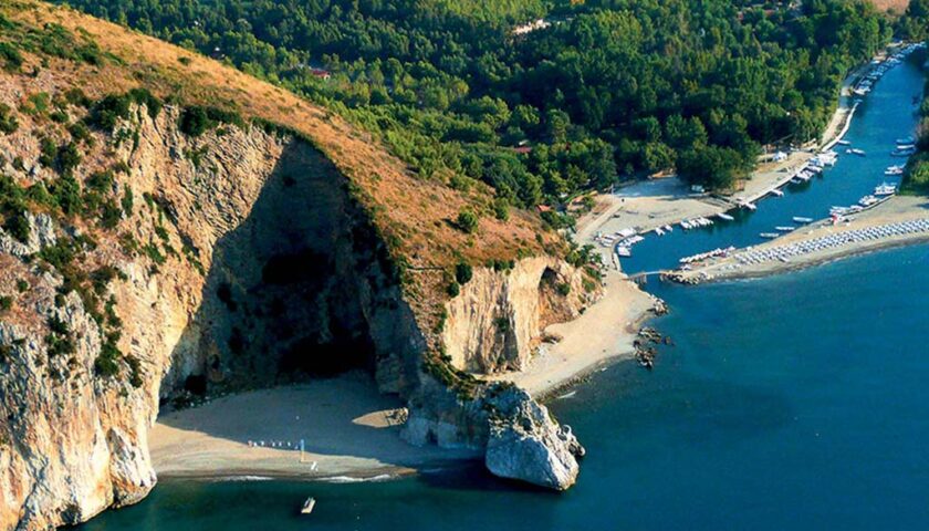 Masso si stacca dall’Arco Naturale di Palinuro, ferito un turista