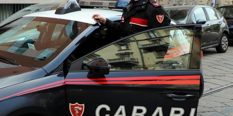 Perdifumo, pistole e coltelli in casa: arrestato un 55enne