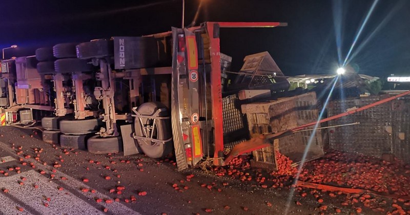 Paura nella notte in autostrada, camion carico di pomodori si ribalta a Sicignano degli Alburni