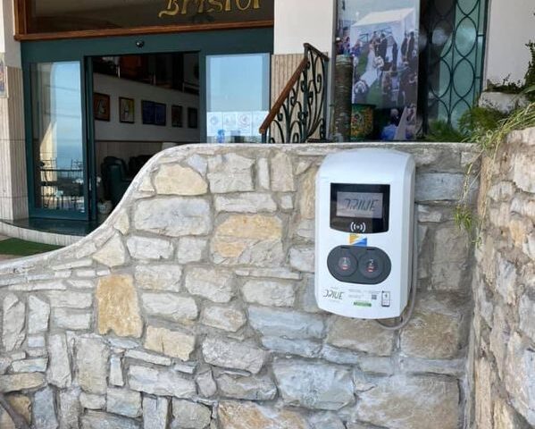 Vietri sul Mare, all’hotel Bristol colonnina elettrica per rifornimento auto: il servizio coprirà tutta la costa Amalfitana