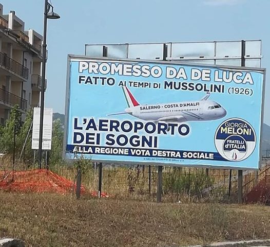 Manifesto a Salerno che inneggia Mussolini contro De Luca, insorge l’Anpi: “Vergogna”