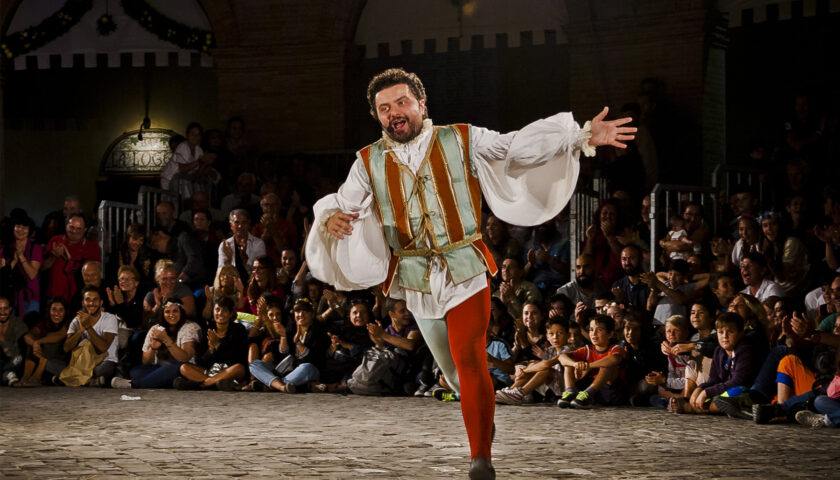 Al teatro dei Barbuti domani arriva il Giullar Cortese con Gianluca Foresi