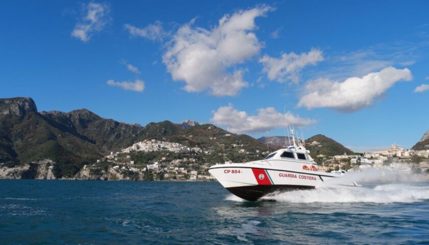 Malore in acqua per un anziano sub a Marina d’Albori, salvato dalla Guardia Costiera