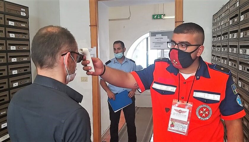 Presidi in strada a Salerno dell’Humanitas per i tamponi. Cammarota: “Ora si muova il sindaco”