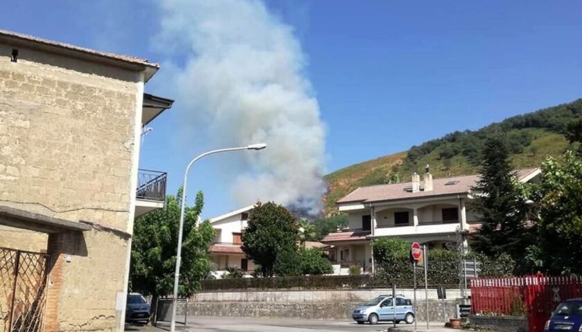 Incendio a Mercato San Severino, le “Sentinelle” allertano i vigili del fuoco