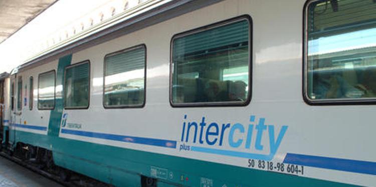 Maltempo al nord, danni alla ferrovia: l’Intercity per Salerno da Torino arriva con oltre 7 ore di ritardo