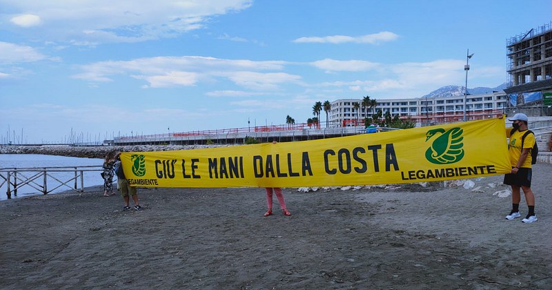 Blitz di Legambiente sulla spiaggia di Santa Teresa: “Giù le mani dalla Costa, in Campania molte opere abusive non vengono demolite”