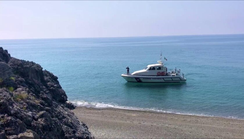 Foce Mingardo, affollamento di turisti e natanti in mare nonostante il divieto: arriva la denuncia