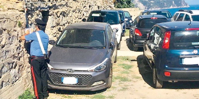 Ravello, dieci euro per un posto auto nel parcheggio abusivo: scatta il sequestro