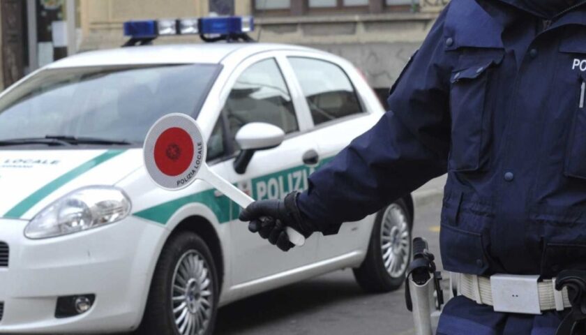 Incidente tra Olevano ed Eboli, auto travolge ciclista. Tensione in strada