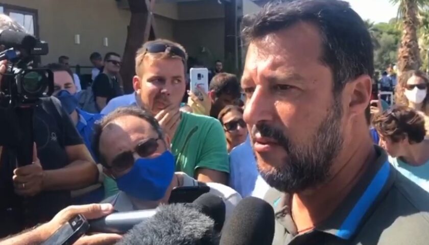 Salvini, a Torre del Greco fischi e pomodori: il comizio dura 5 minuti