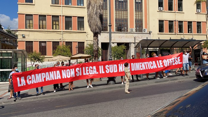 Salerno, Salvini contestato in piazza XXIV Maggio: “La Campania non si Lega”