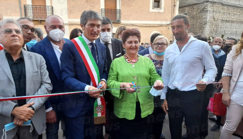 Anche il ministro Bellanova al taglio del nastro dell’aula consiliare a Sassano