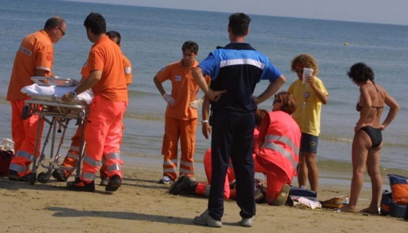 Altra tragedia, a Policastro Bussentino 53enne colpito da malore muore a mare