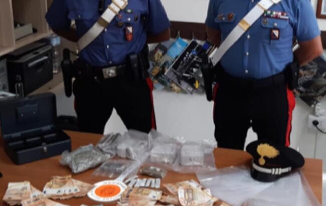 In casa con quasi 4 chili di droga, arrestata spacciatrice di 27 anni in via dei Greci a Fratte