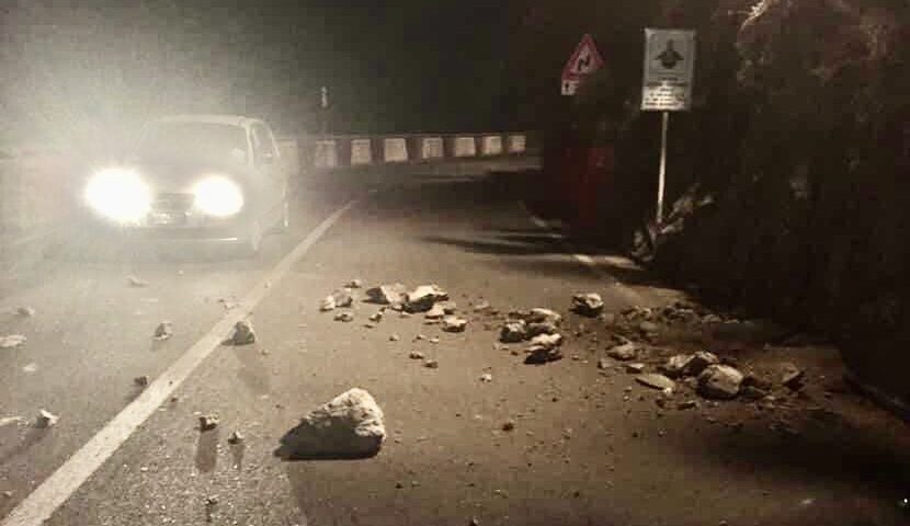 Amalfi, nuovo distacco da costone del Luna Rossa: pietre sulla strada nella notte