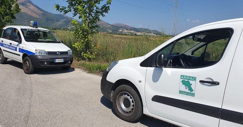 Dopo l’incendio, nella zona industriale di Polla sono arrivati i tecnici dell’Arpac