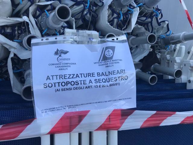 Ad Atrani sotto sequestro ombrelloni e sdraio