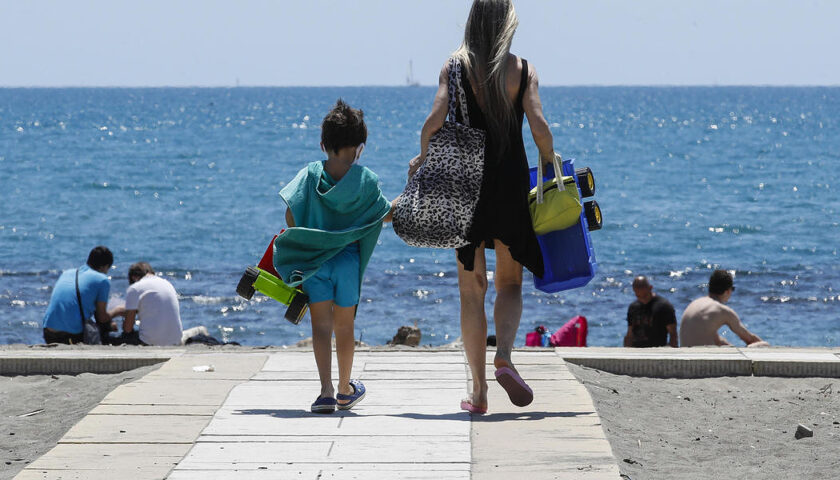 A Meta di Sorrento da oggi mascherina in spiaggia per spostarsi da un ombrellone all’altro