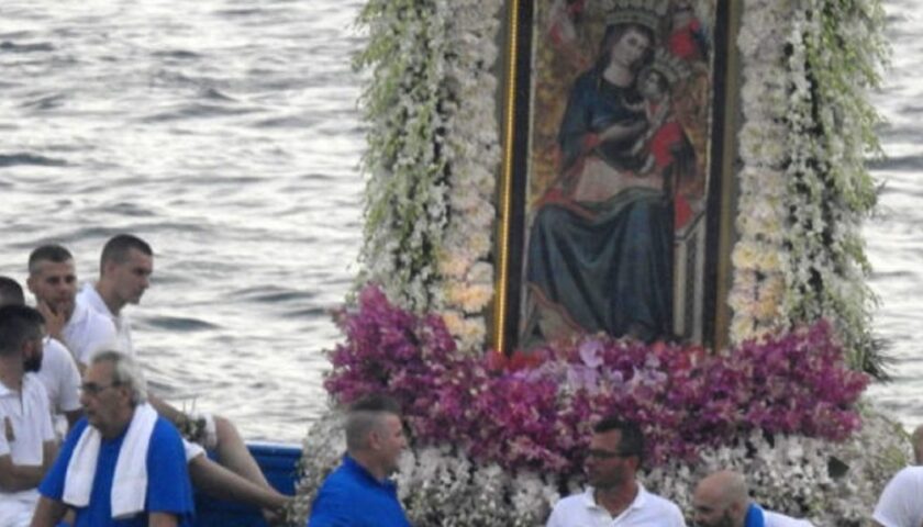 Mare agitato, niente processione per la Madonna che viene dal Mare